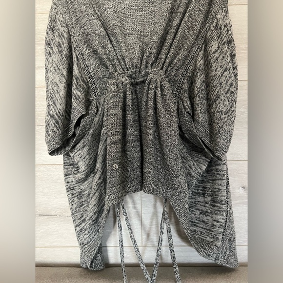 Lululemon Breeze Easy Wrap - Picture 5 of 9